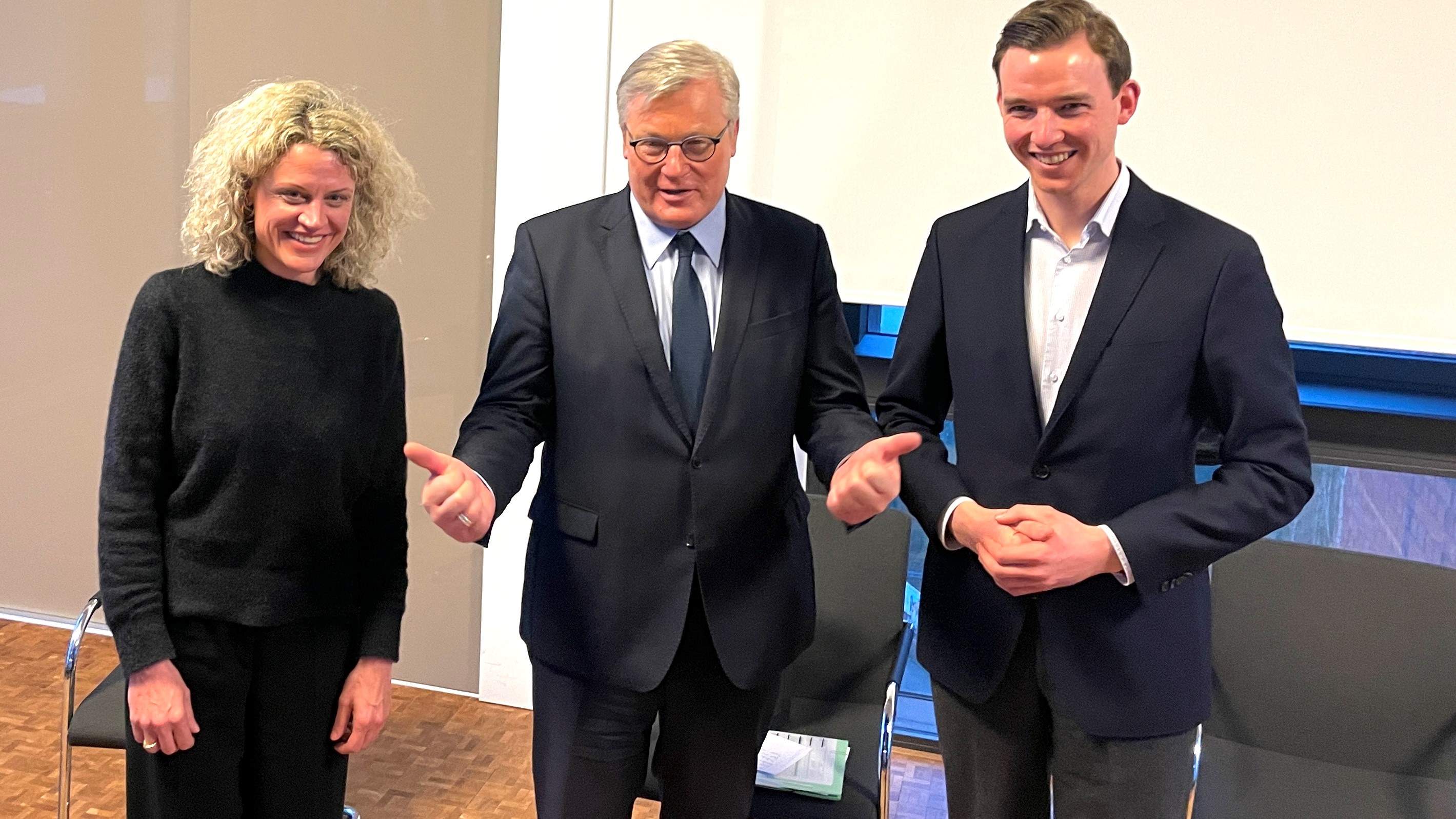 Minister Dr. Bernd Althusmann (m.) mit den Landtagskandidaten Teresa Küppers und Dr. Julian Allendorf. Simone Wendland war im Plenum des NRW-Landtags gebunden und verhindert.