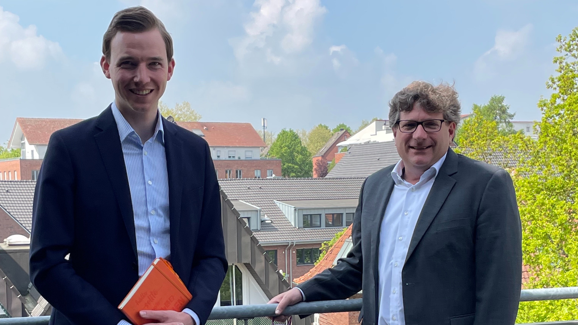 Bürgermeister Jörn Möltgen (r.) und Landtagskandidat Julian Allendorf trafen sich zu einem gemeinsamen Austausch im Rathaus.